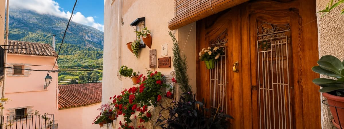 La entrada de Ca Iaia Rosario, con las montañas de la Serrella al fondo
