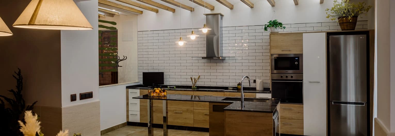 Cocina de madera y piedra de Ca Iaia Rosario