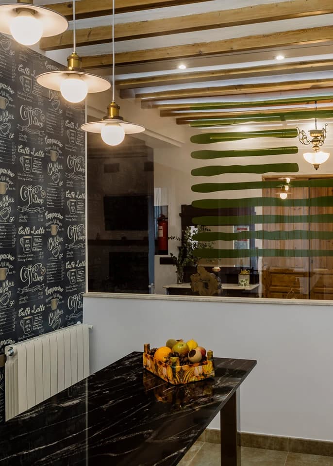 Comedor con vigas de madera y mesa para compartir
