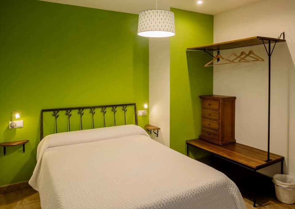 Dormitorio luminoso de la casa rural