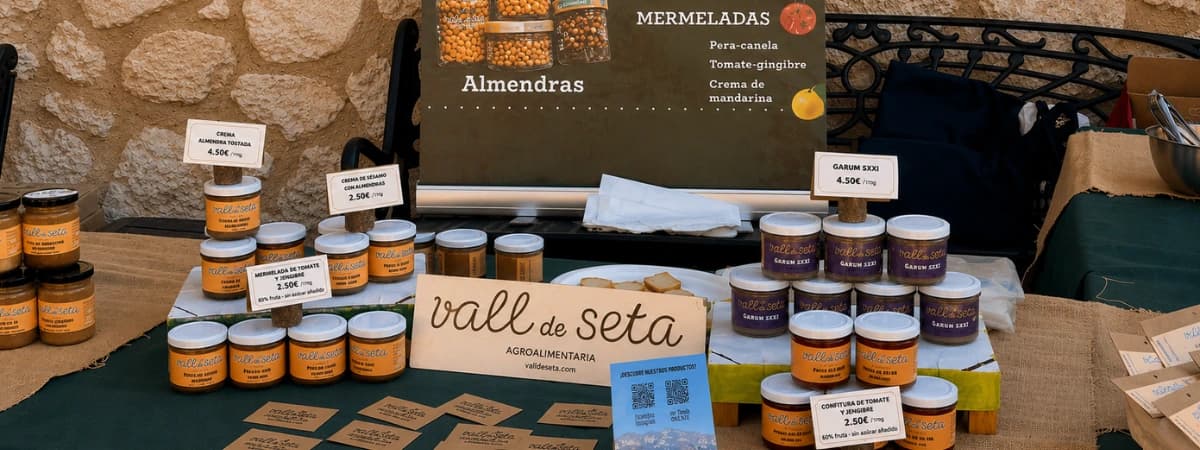 Una selección de tarros artesanales de Vall de Seta en un mercado local