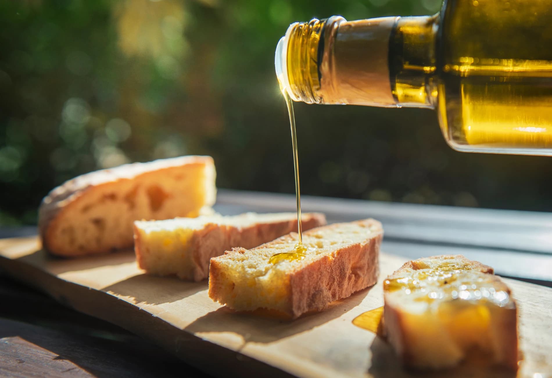 Aceite de oliva servido sobre una rebanada de pan